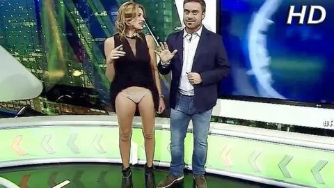Una presentadora enseña las bragas en directo por error 