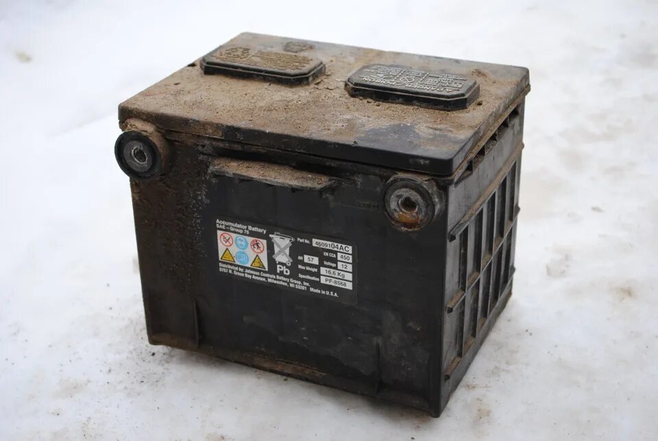 Старый автомобильный аккумулятор. Аккумулятор автомобильный. Авто аккумулятор старый. Утилизация аккумуляторов. Акб13-62 8ухл2.