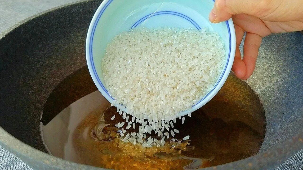 Рис с песком. Рис в раскаленном масле. Дело в рисе. Рис в горячем песке обжаривают. Рис кидают в воду