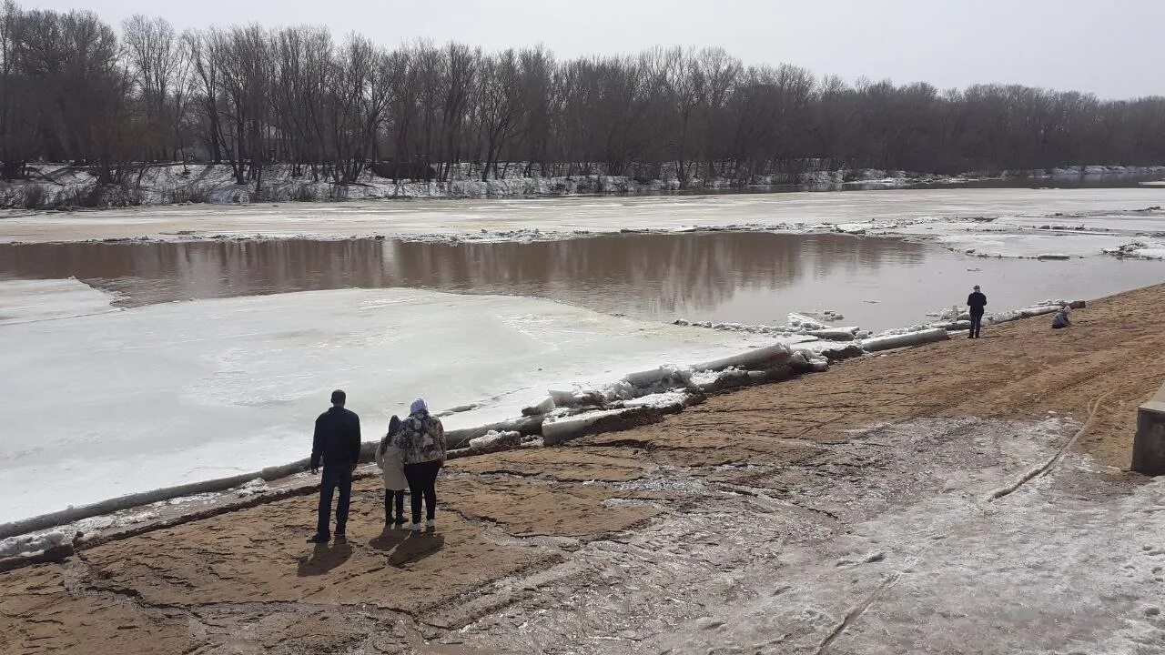 Есть ли вода в оренбурге. Паводок в Оренбурге Урал. Разлив р Урал у Оренбурга. Река Урал паводок. Уровень воды в реке Урал у Оренбурга.