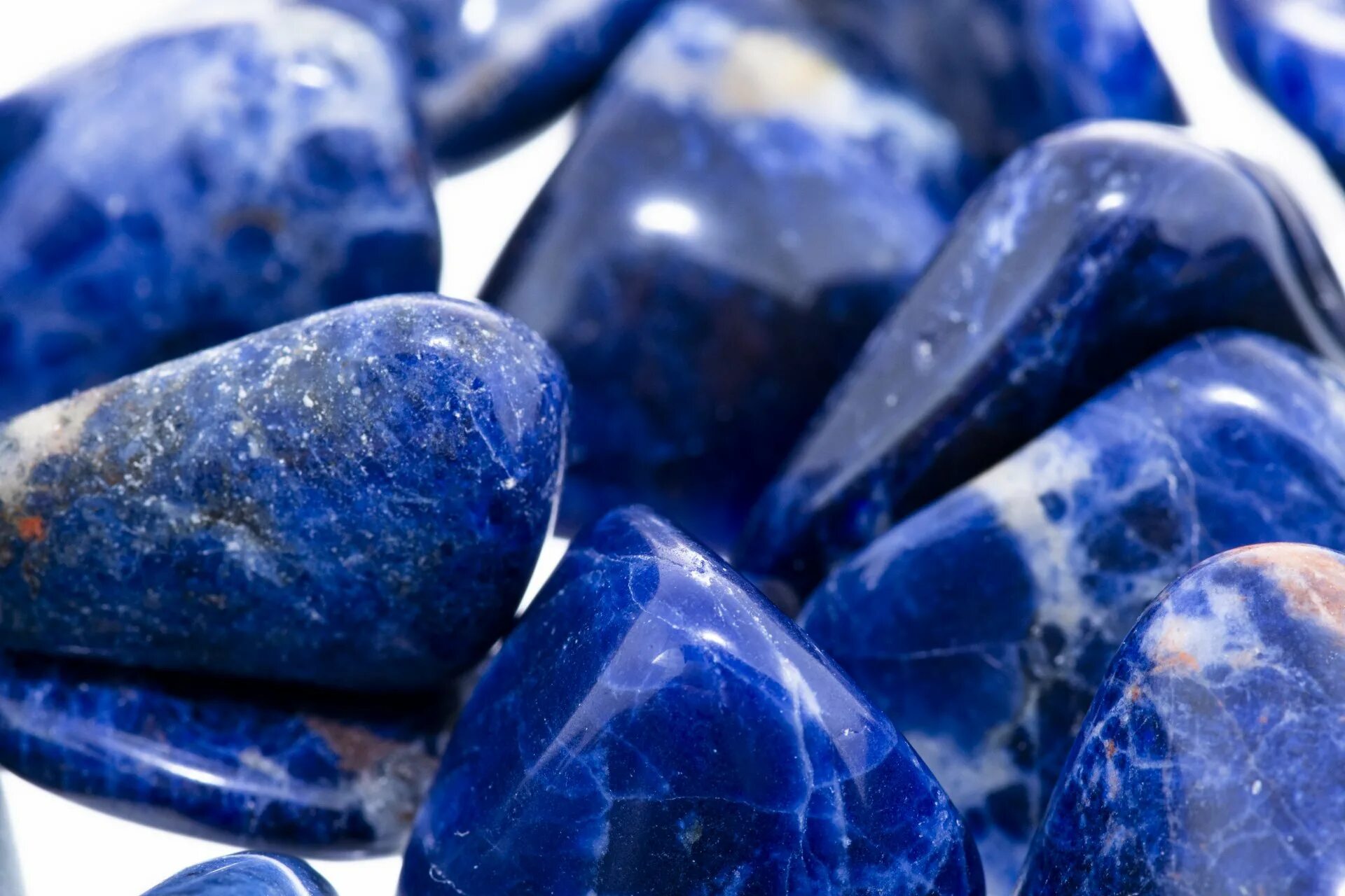 Синий уральский камень. Лазурит поделочный камень. Содалит синий кварц. Lapis lazuli камень не синий. Работа синие камни.