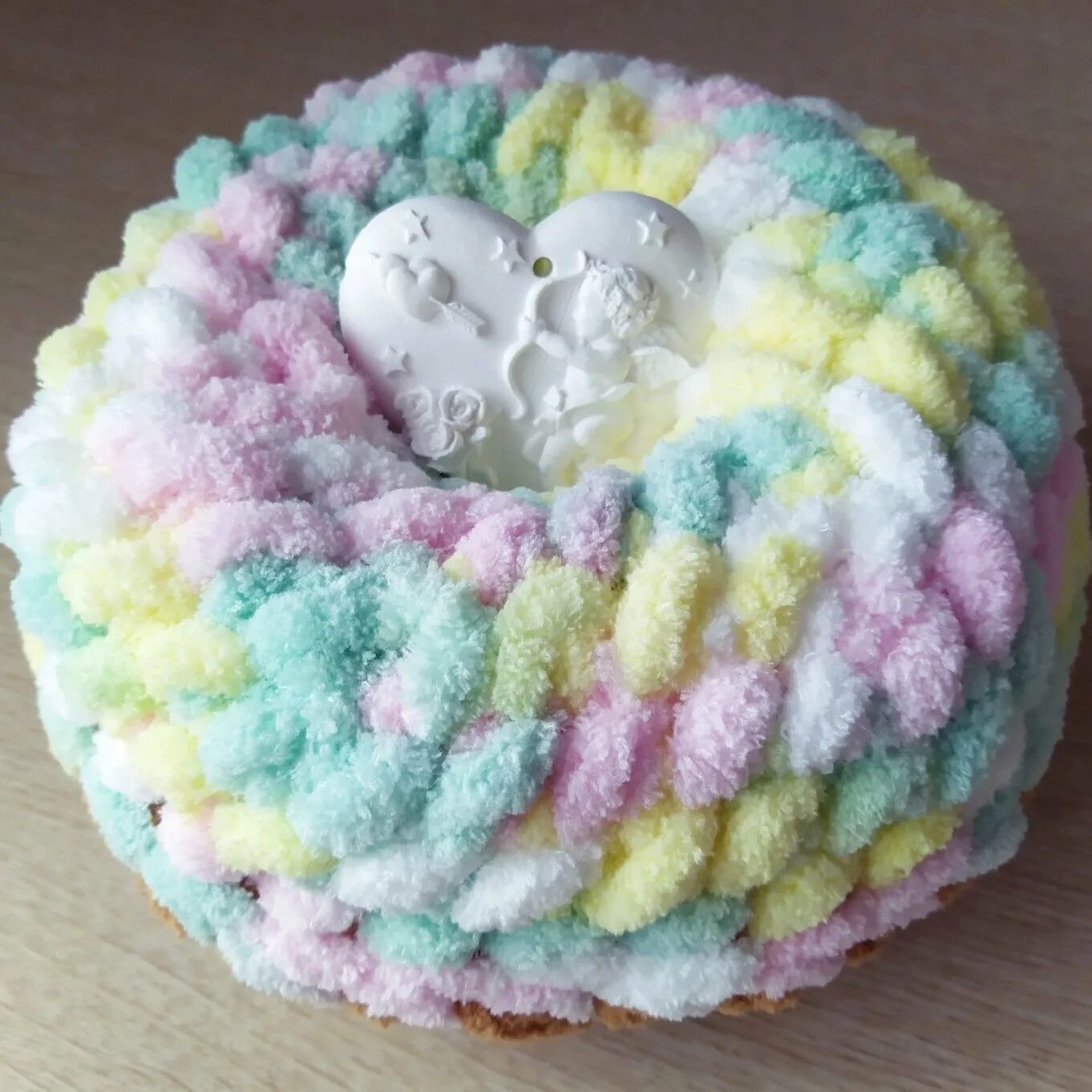 Остатки плюшевой пряжи. Плюшевый плед крючком. Alize puffy пряжа в корзинке. Коврик из плюшевой пряжи крючком. Нитки для вязания игрушек плюшевые.