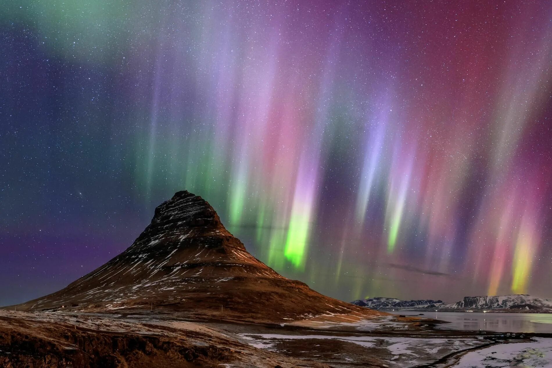 Южное сияние (Aurora Australis). Северное полярное сияние. Антарктида Северное сияние. Полярные сияния явление природы