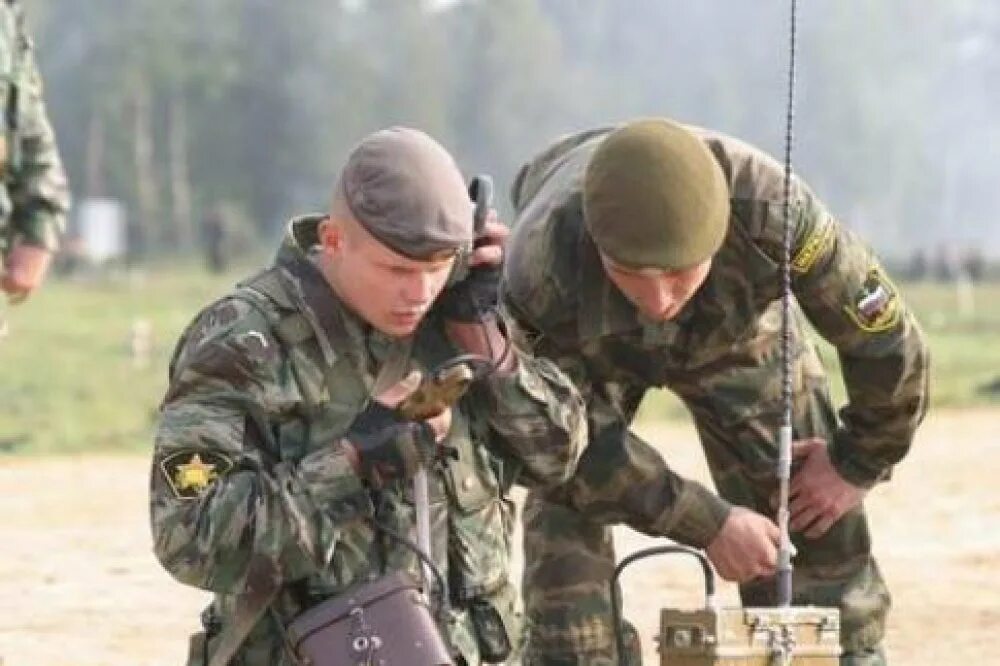 связь специального назначения. связь специального назначения. военный связист. военная рация. десантники связисты.