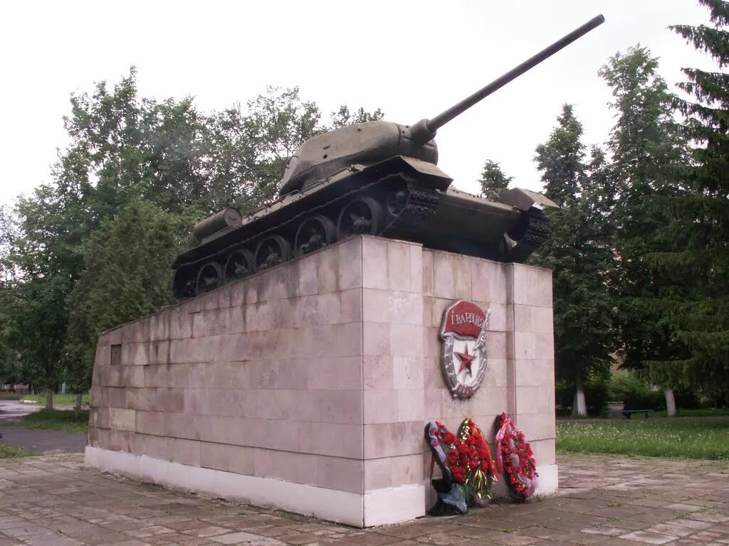 Погода мценск на 3. Памятник танк в Мценске. Мценск Стелла. Белый дом Мценск. Мценск достопримечательности.