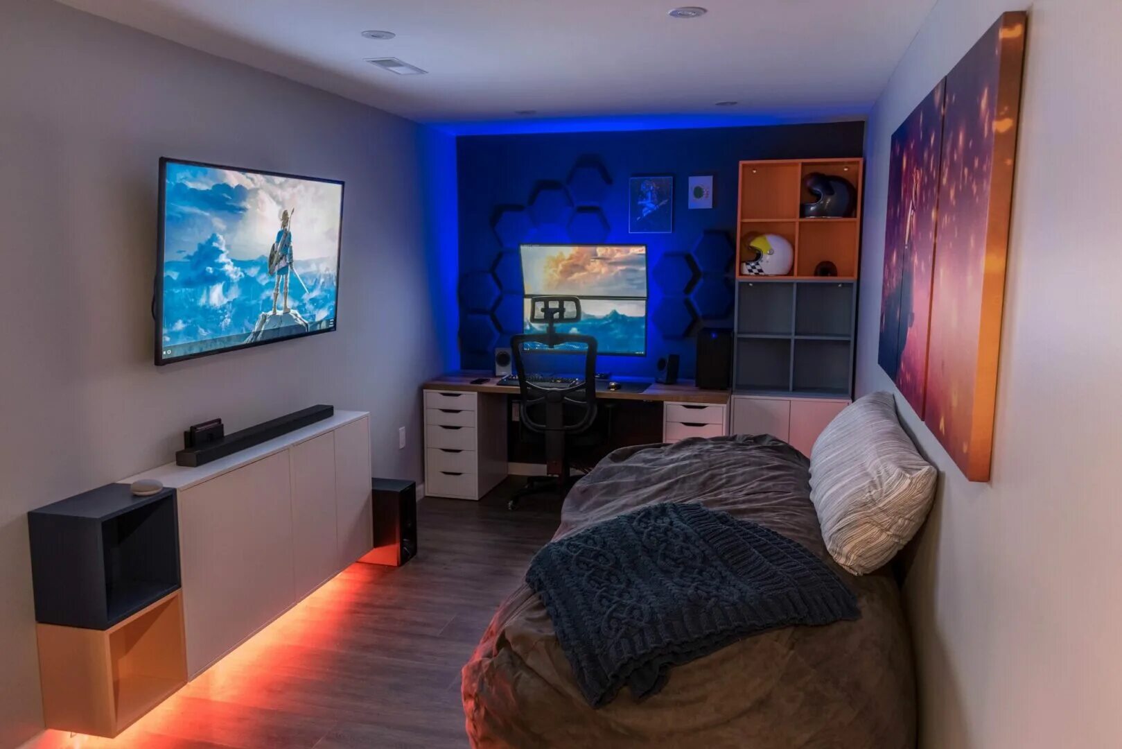 2 телевизора в 1 комнате. Комната подростка. Компьютерная комната. Комната геймера с кроватью. Комната подростка геймера.