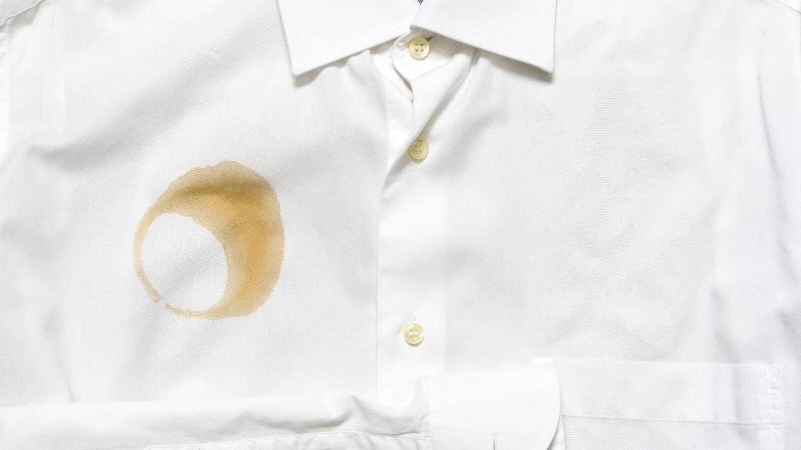 Пятна на белой футболке. Пятно на рубашке. Пятна на одежде. Пятно на белой рубашке.
