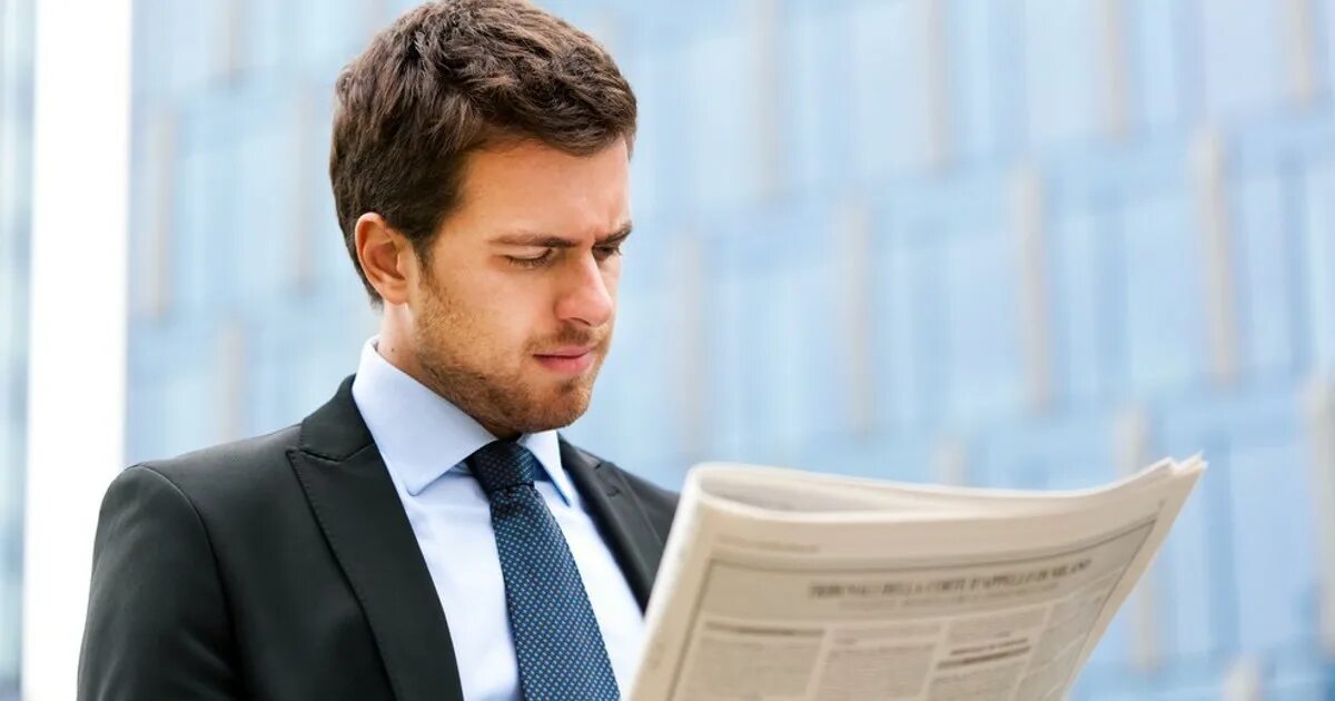 Ньюс читать. Мужчина с газетой. Бизнесмен читает газету. Человек читает газету. Мужчина читает.