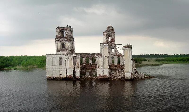 Молога рыбинское. Затопленный храм молога. Рыбинское водохранилище церковь. Рыбинское водохранилище затопленный город молога. Рыбинское водохранилище затопленная церковь.