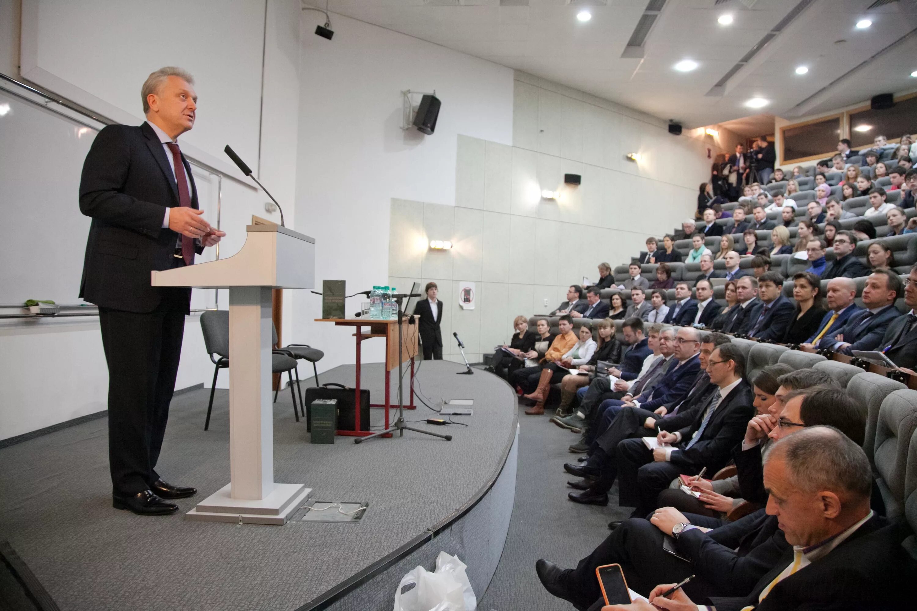 общественная лекция. публичная лекция. правило простого большинства экономика общественного сектора. лектор в институте. открытое лекция.