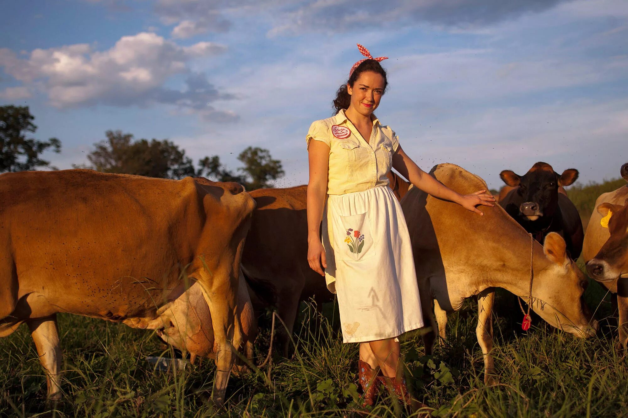 Кирилл жандаров доярка из хацапетовки. Доярка из хацапетовки 2. Мария куликова доярка из хацапетовки. Красивая доярка. Фотограф илья гарбузов ню.