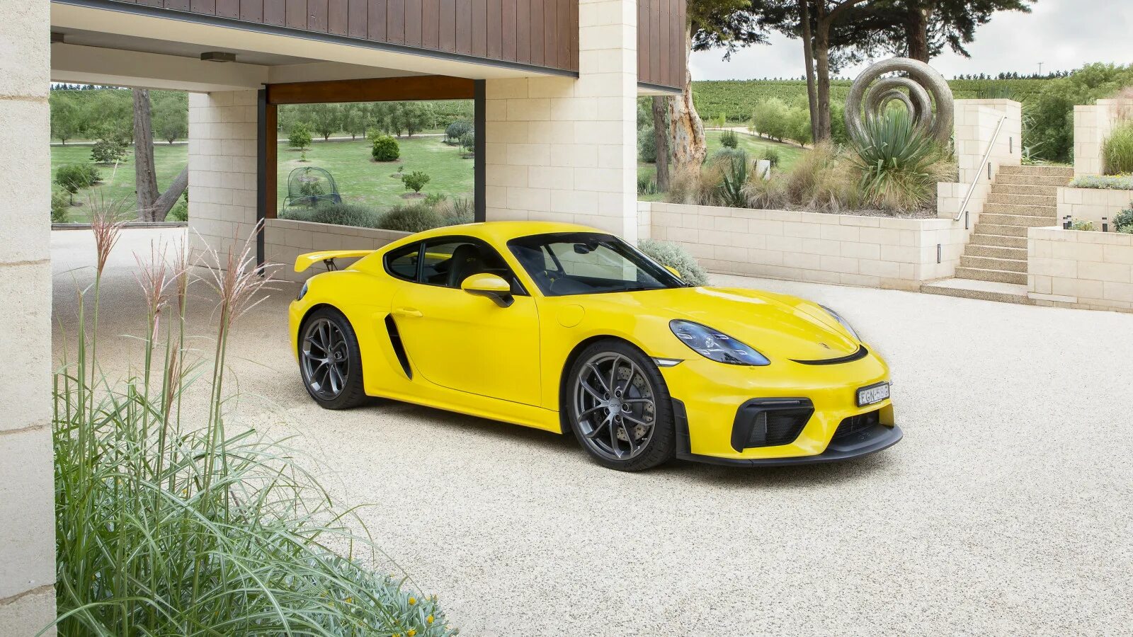 Включи желтый автомобиль. Porsche Cayman gt4 2021. Porsche Cayman gt4 2020. Porsche 718 Cayman gt4. Кайман Порше 718 желтый.