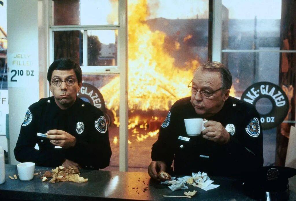 Полицейская академия 2 напарник махоуни. Полицейская академия кадры. Махоуни полицейская академия. Полицейская академия (1984) стив гуттенберг. Майкл уинслоу полицейская академия.