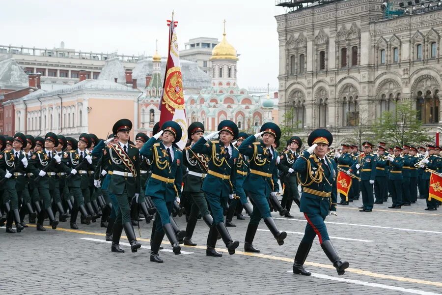 Знаменная группа Преображенского полка. СВКИ ВНГ на параде Победы в Москве. Саратовский военный институт национальной гвардии России на параде. Знаменная группа на параде Победы 2017. Институты национальной гвардии рф