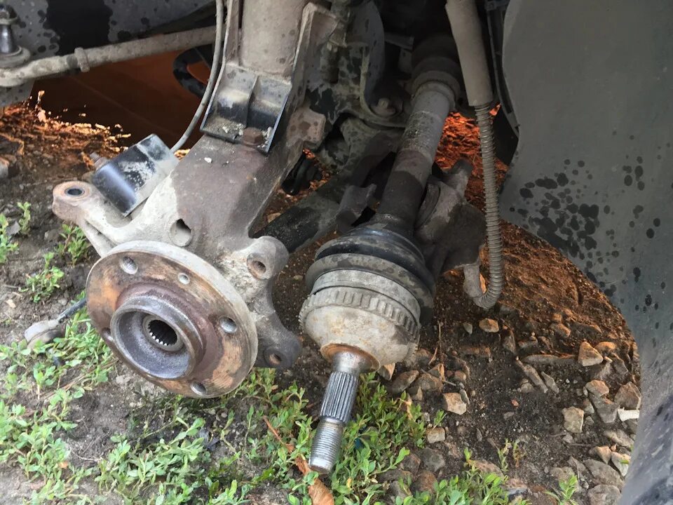 Замена заднего ступичного подшипника (барабанные тормоза)) - Peugeot 106, 1,1 л,