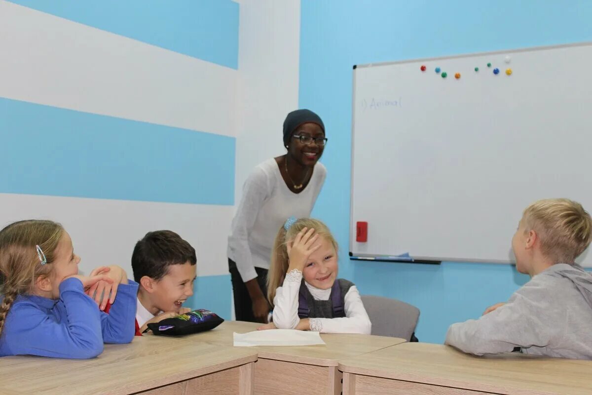 Студия английского языка для дошкольников. Занятия с ребенком с носителем языка. Школа английского языка для детей. Урок с носителем языка. Английский с носителем.