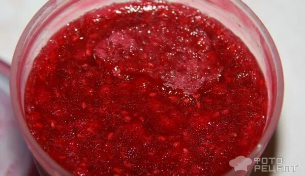 засахарить малину. малина протереть с сахаром. ягода протертая с сахаром сава. протертая малина с сахаром. малина перетертая с сахаром.