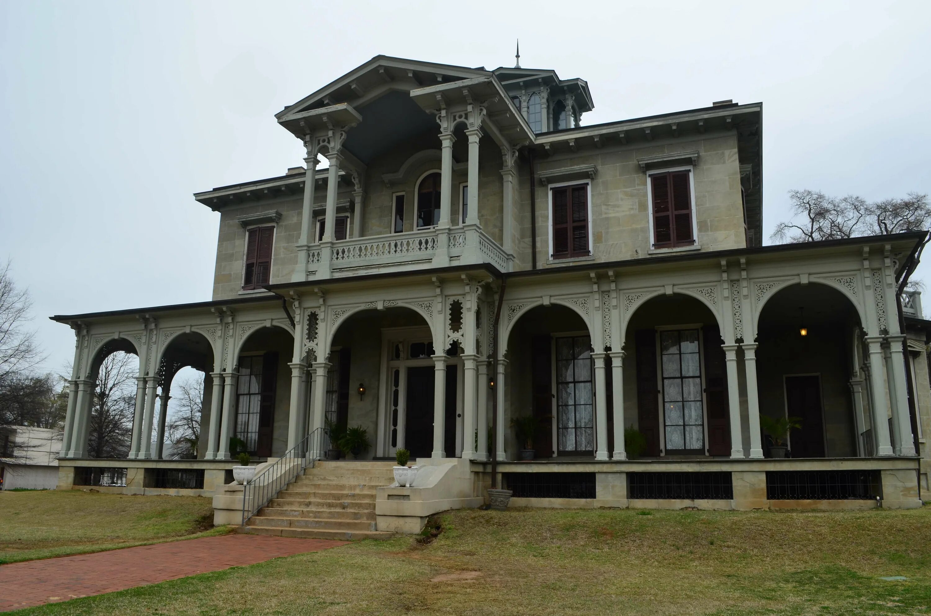 Дорогие особняки сша. Поместье белмонт особняк розклифф ньюпорт сша. Колониальный стиль луизиана. Особняк грейсленд. Особняк the stone mansion.