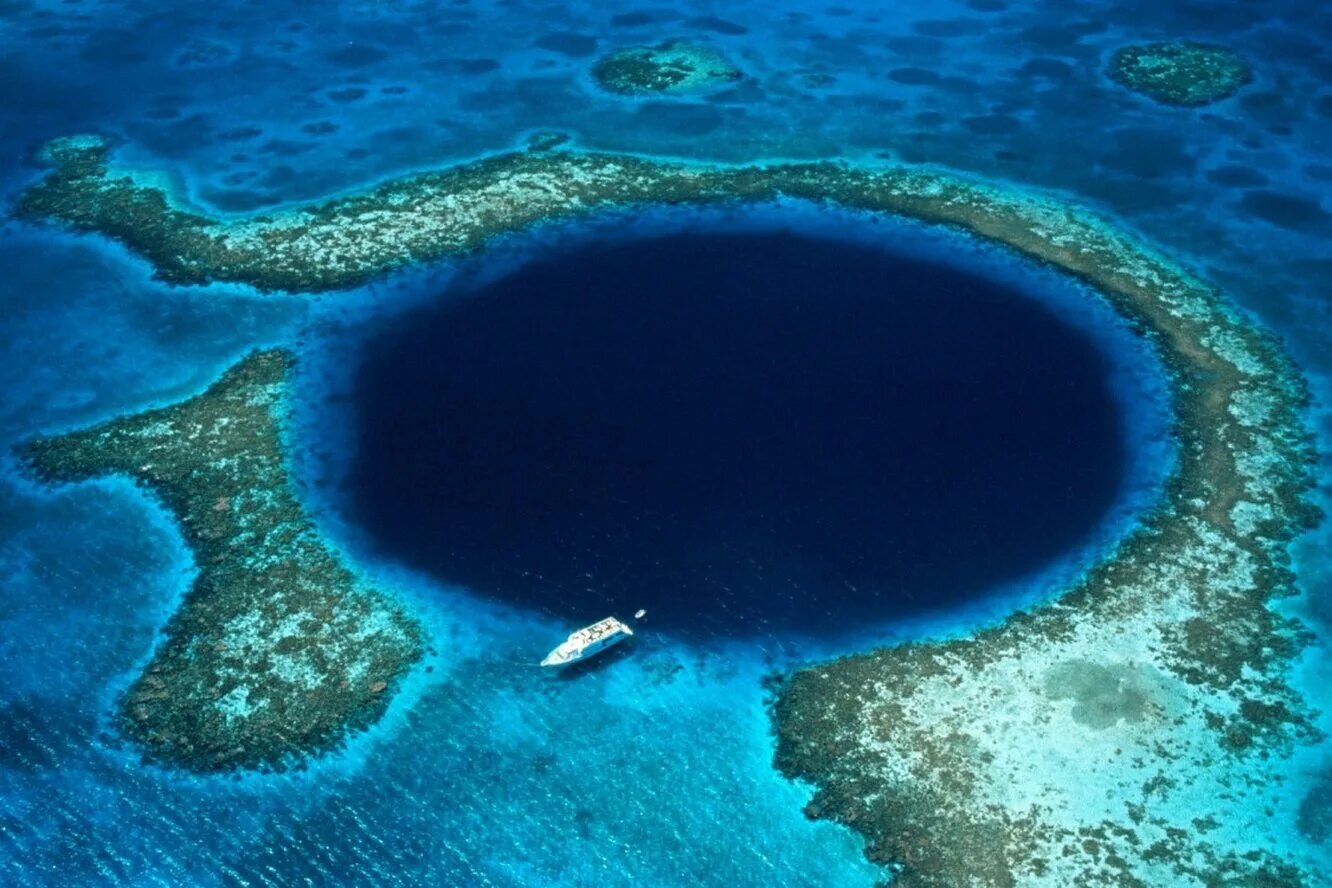 Тихий океан кольцо. Тихий океан Марианская впадина. Белизский Барьерный риф и большая голубая дыра. Филиппинское море Марианская впадина. Юкатан полуостров большая голубая дыра.