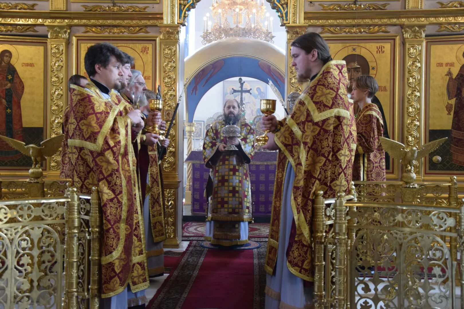 Литургия иоанна златоуста книга. Божественная литургия иже во святых отца нашего иоанна златоустаго. Чин божественная литургия с дьяконом служение. Чинопоследование божественной литургии святителя иоанна златоуста. Литургия апостола иакова.