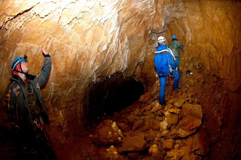 Фото робби шона пещера веревкина. Спелеотуризм астрахань. Пещера крубера в абхазии. Спелеотуризм в крыму. Спелеологи в пещере.
