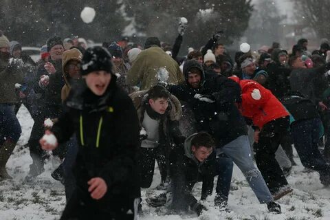 На улице снежок поднял воротничок