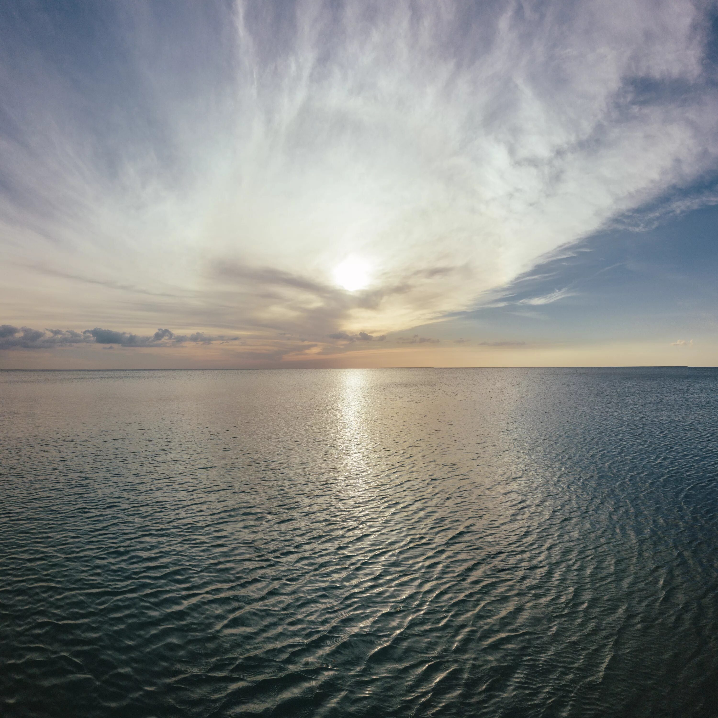 Горизонт верхних вод. Море Горизонт. Облака над морем. Море спокойствия. Море облаков.