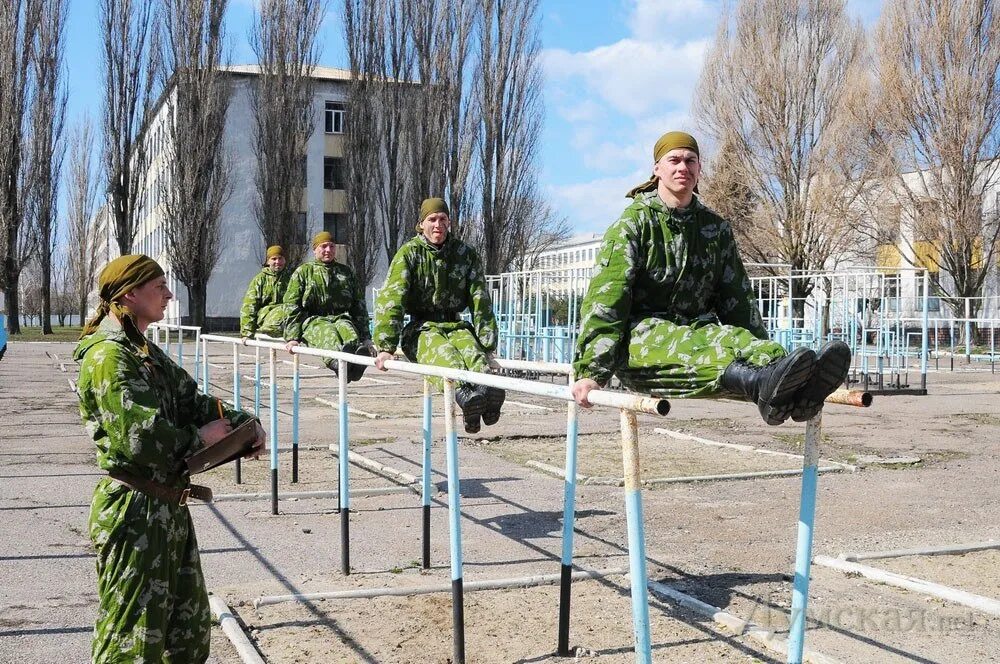 Должна заниматься с 10 солдатами. Военно физическая подготовка. Военная физическая подготовка. Физическая подготовка военнослужащих. Физическая подготовка в армии.