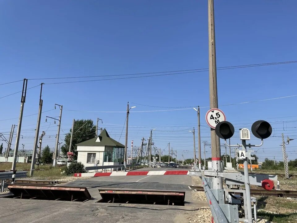 Станция багаевка приволжской ж. Переезд сокурский тракт. Жд переезд в красноармейске. Жд переезд. Железнодорожный переезд.