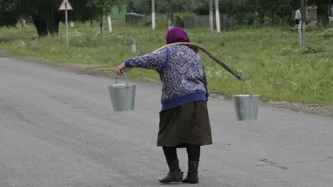 Видит девушка идет с ведром