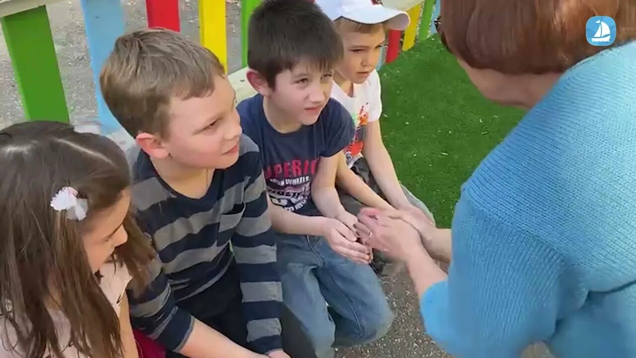 Как играть в игру колечко. Игра колечко колечко. народная игра колечко. колечко колечко выйди на крылечко. игра колечко выйди на крылечко.