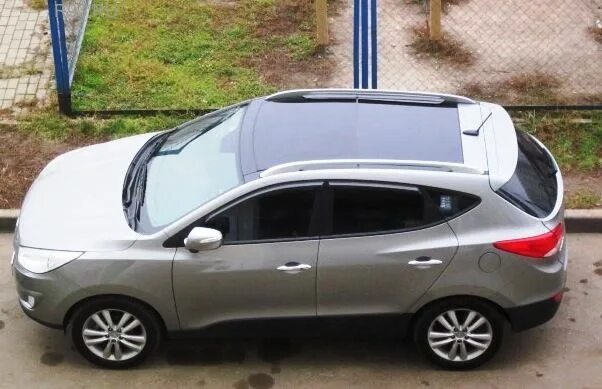 Hyundai tucson с панорамной крышей. Хендай туссан с панорамной крышей. Hyundai ix35 люки. Туксон 2019 багажник на крышу. Туксон 2018 с панорамной крышей.