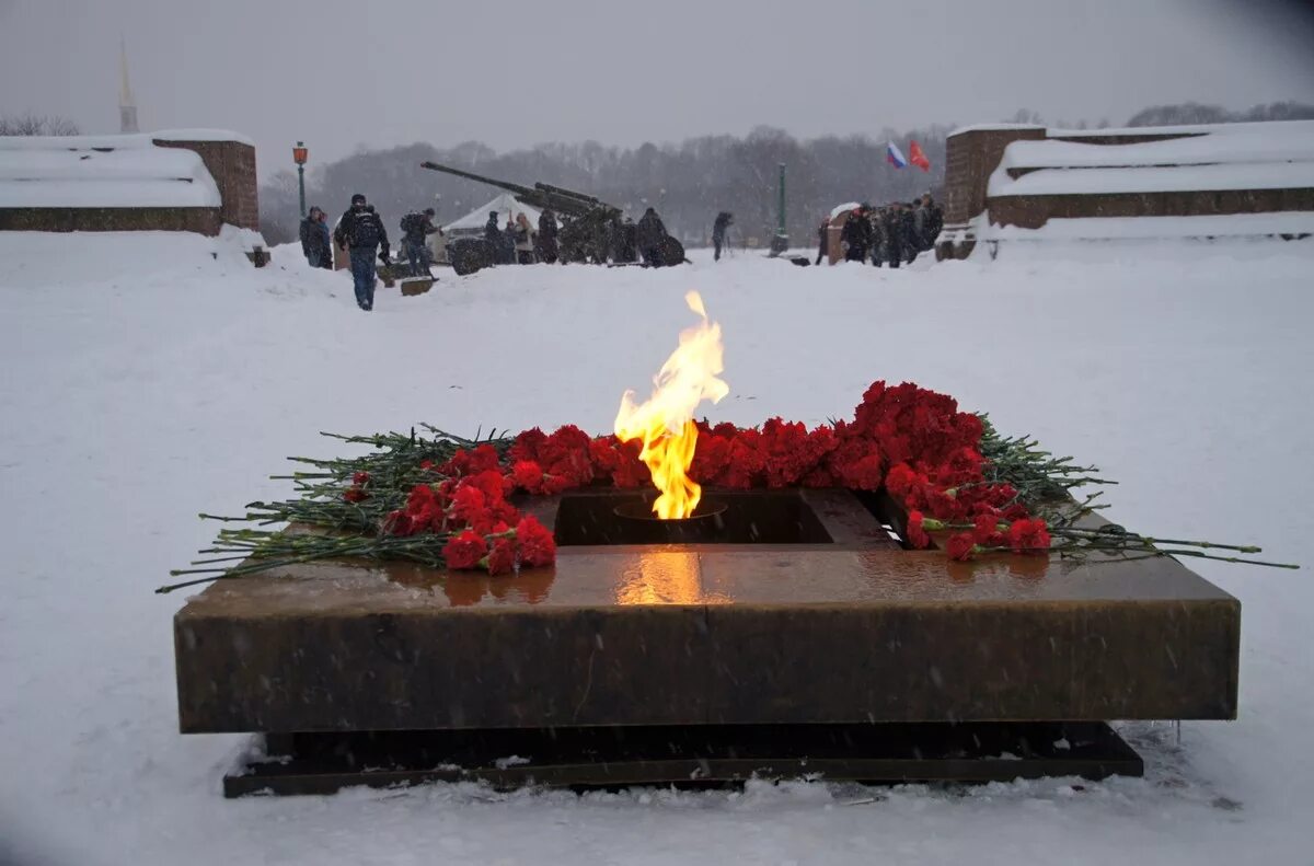Огонь блокады. Вечный огонь на марсовом поле в санкт-петербурге. марсово поле ленинград вечный огонь. вечный огонь в питере на марсовом поле. вечный огонь на марсовом поле в санкт-петербурге зимой.