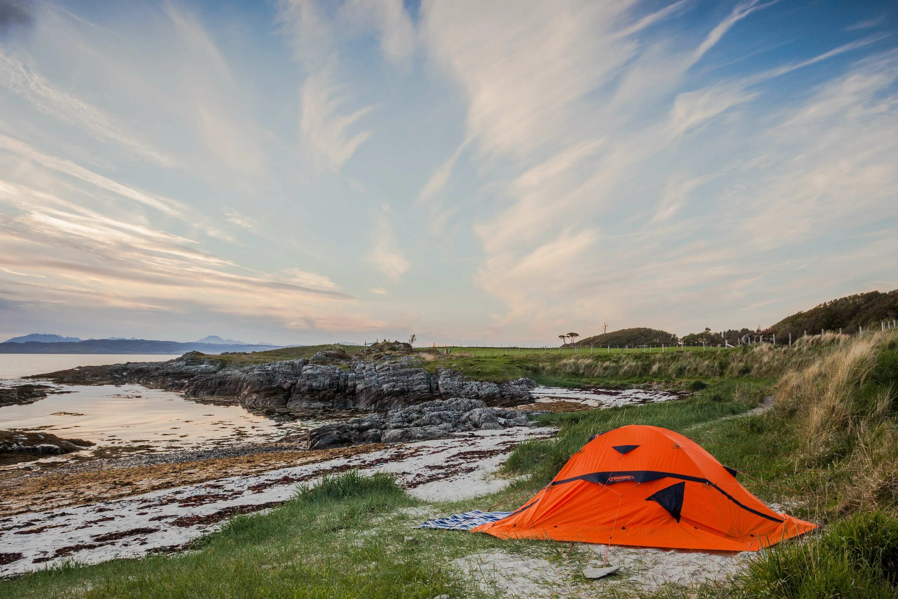 Camping is fun. Кемпинг. Палатка в горах. Палатка на берегу моря. Кемпинг океан.