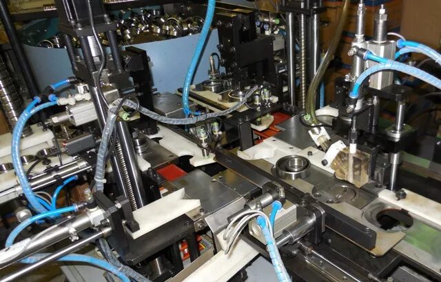 автоматическая линия сборки. поточная линия сборки ил-76. 3r model станка с конвейером. сборочное производство. автоматизированная производственная линия.