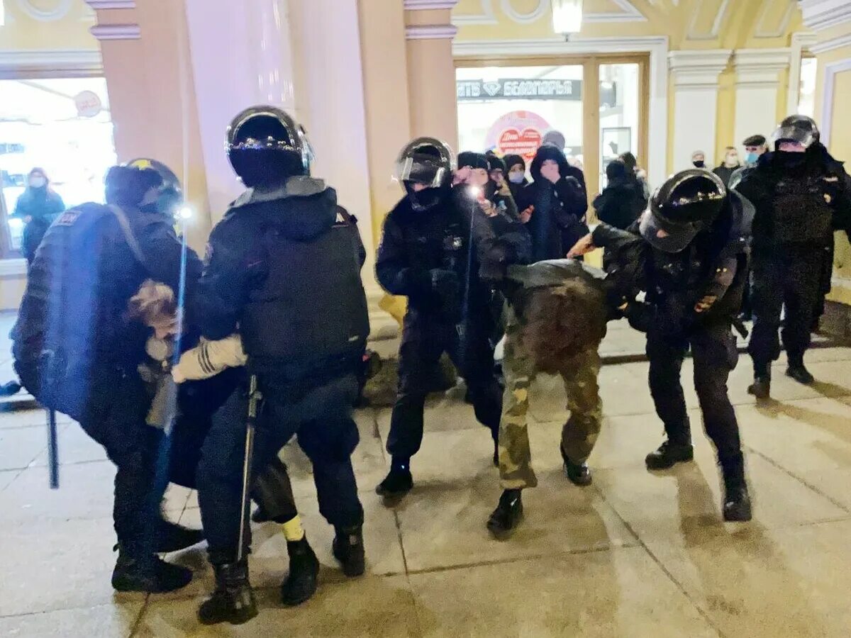 Задержания на митингах против войны. Митинг в СПБ. Митинг против войны в СПБ. Митинги 26