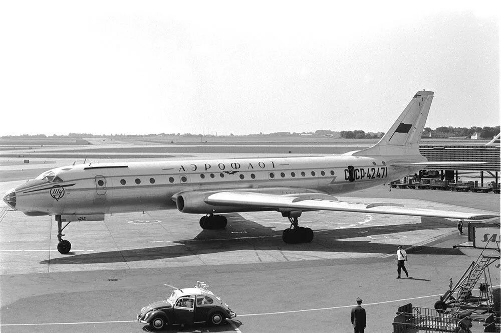 Первый полет пассажирского самолета. Ту-104 пассажирский самолёт. Первый реактивный пассажирский самолет ту-104. Ту-104 двухдвигательный реактивный. Ту-104 двухдвигательный реактивный самолёт.