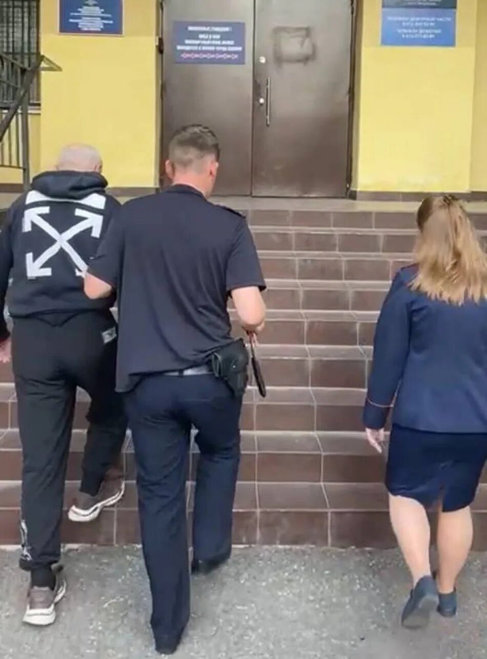 Девушка в полицейском участке. Омон досматривает девушек в квартире. Уголовные новости москвы. Уголовные новости москвы. Уголовные новости москвы.