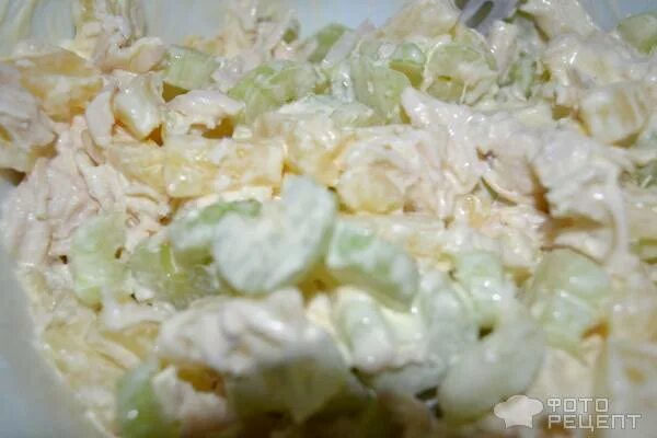 Салат с ананасом и сельдереем. Белые ночи салат с ананасом и сельдереем. Салат из сельдерея и ананаса. Салат с курицей сельдереем и ананасом. Салат яблоко ананас сельдерей сыр.