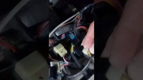 Включаешь аварийку не работают поворотники