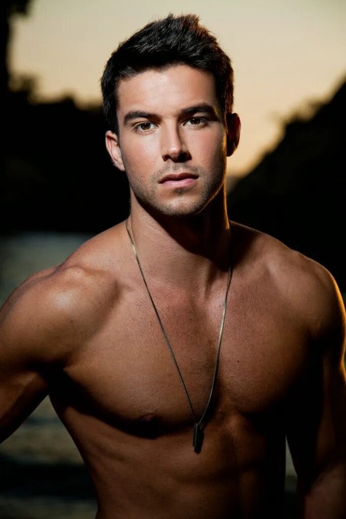 Испанцы парни. Максимильяно иглесиас. Испанская внешность мужчины. Испанцы парни. Красивые испанские мужчины.