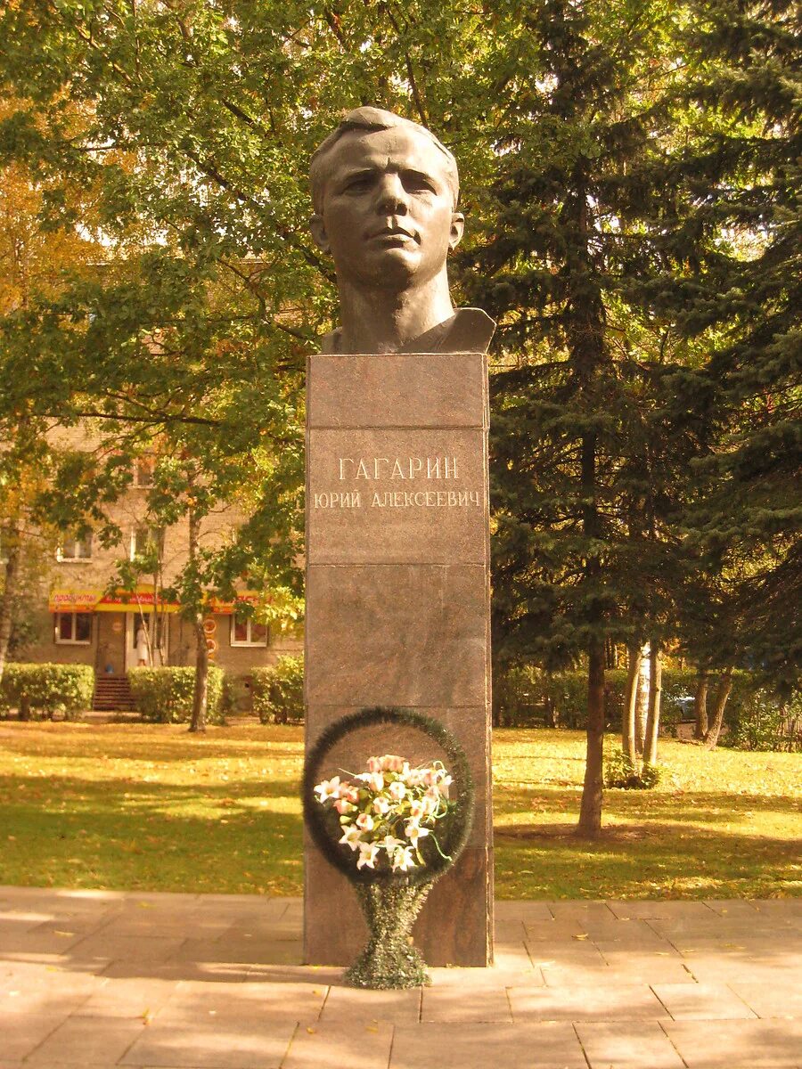 В каком городе памятник гагарину