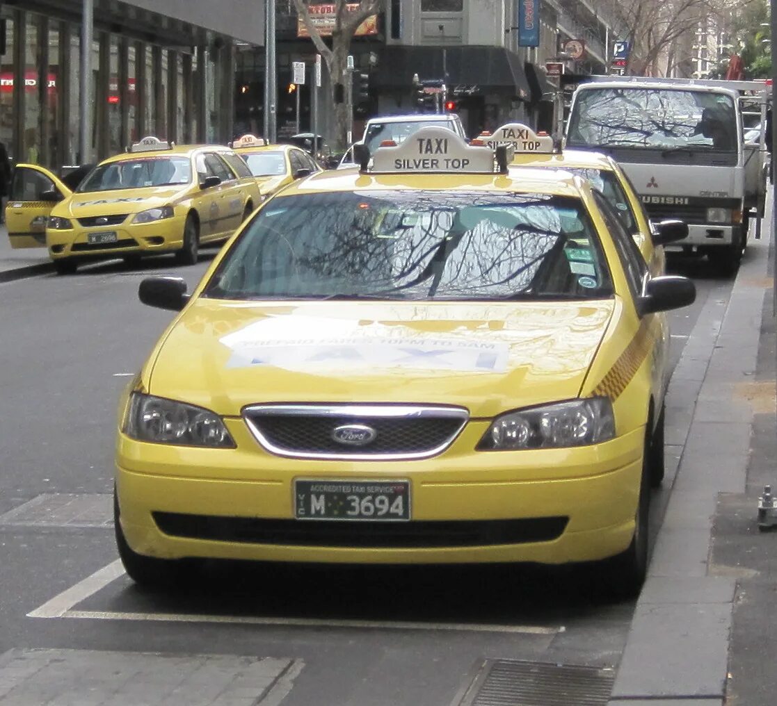 Машины для такси какие года подходят. Машина "такси". Автомобиль «такси». Легковой автомобиль такси. Такси США.