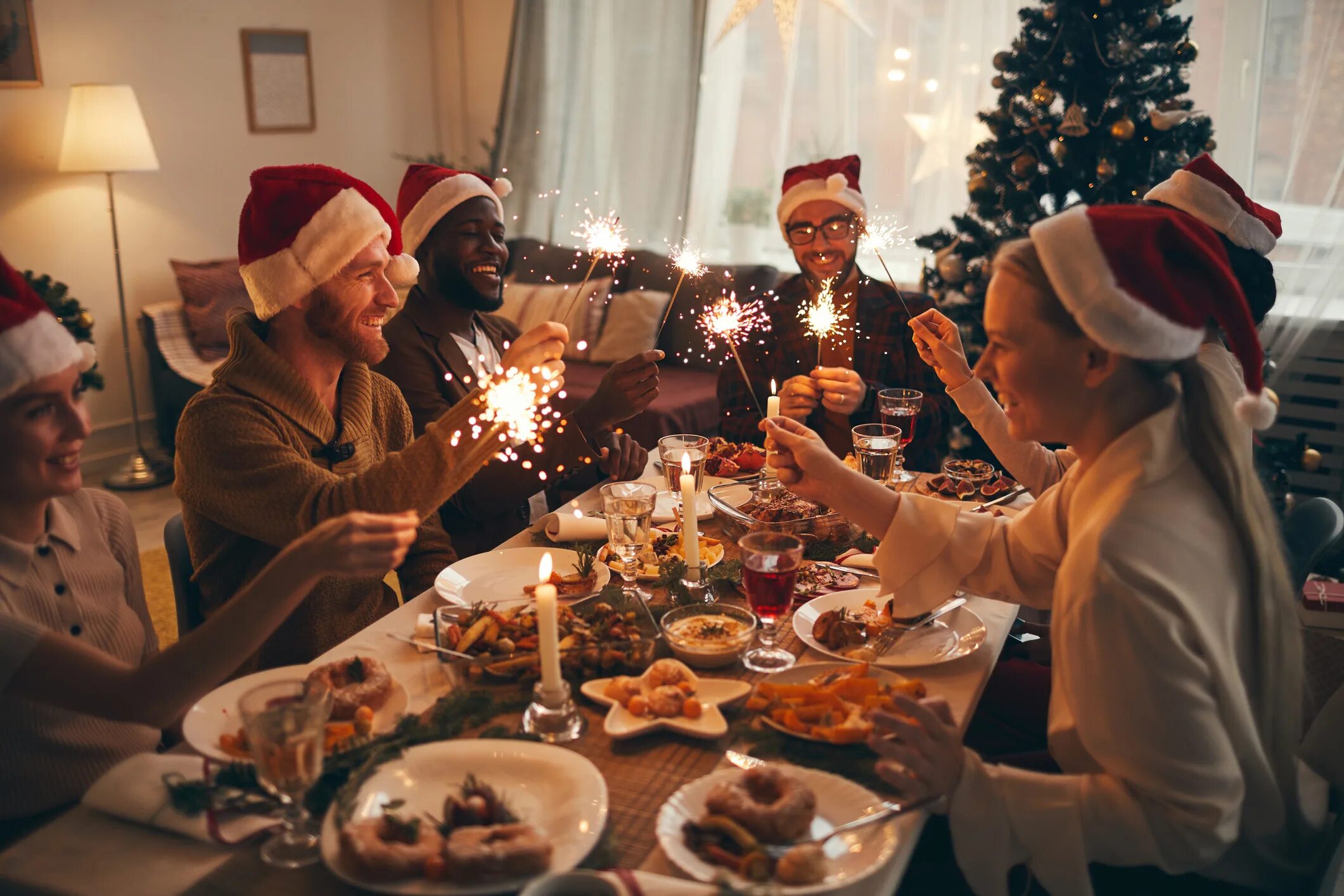 We celebrate new year. Семья за новогодним столом. Новогоднее застолье. Рождество застолье. Большая семья за новогодним столом.