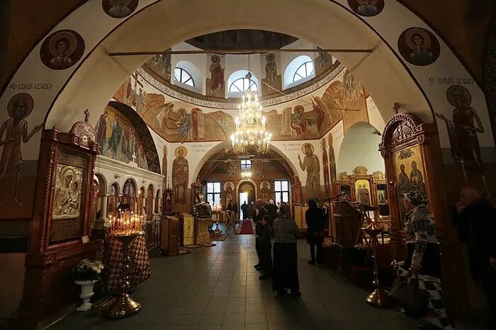 Храм в грузинах в москве. Грузинское подворье в москве. Подворье грузинской церкви в москве. Храм великомученика георгия победоносца москва интерьер. Храм георгия победоносца в грузинах.