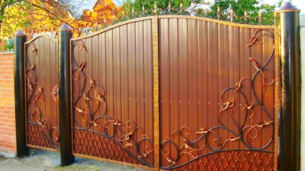 Калитка из профнастила с элементами ковки. Ворота металлические. ворота с профнастила. кованые ворота. кованые ворота с профлистом.