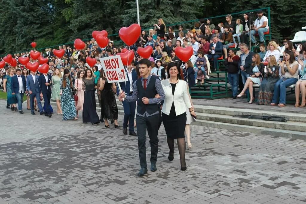 Семья черкесск. Выпускной г Черкесск. Черкесск 6 школа выпускной 2017. Выпускной в Карачаевске 2022. Выпускной вечер 2021 Карачаевск.