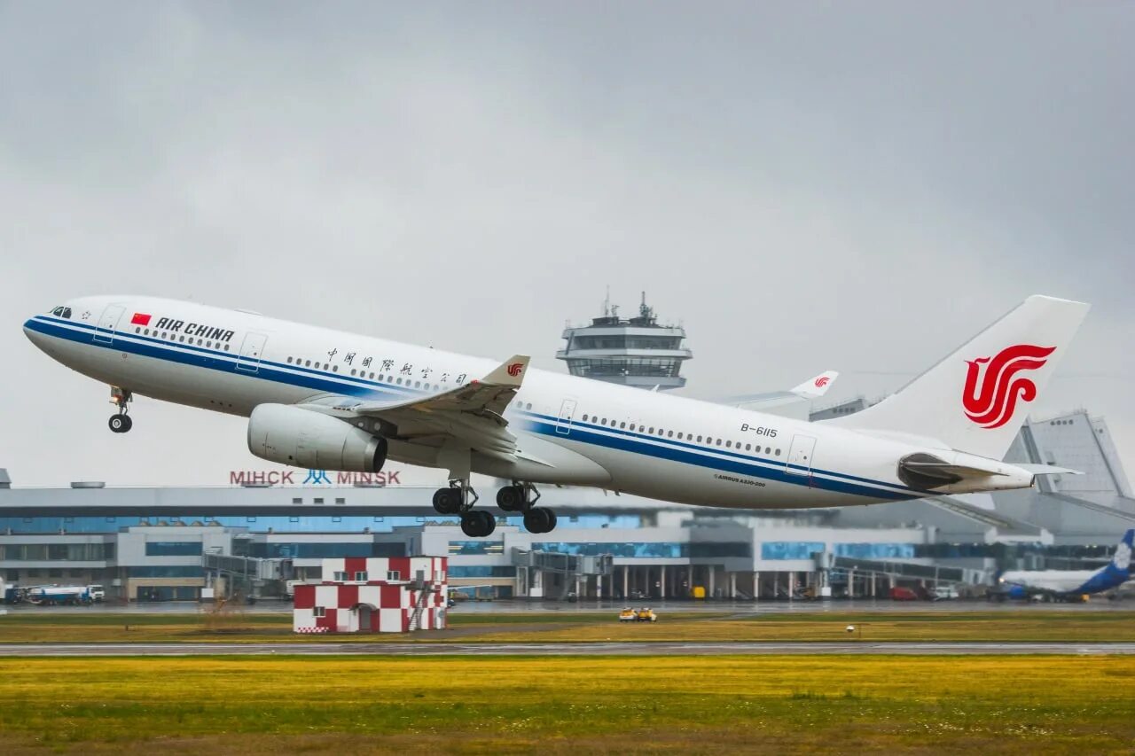 АИР Чайна авиакомпания. Авиакомпания Эйр Чайна Минск. Самолеты Минск аэропорт. Air China самолеты.