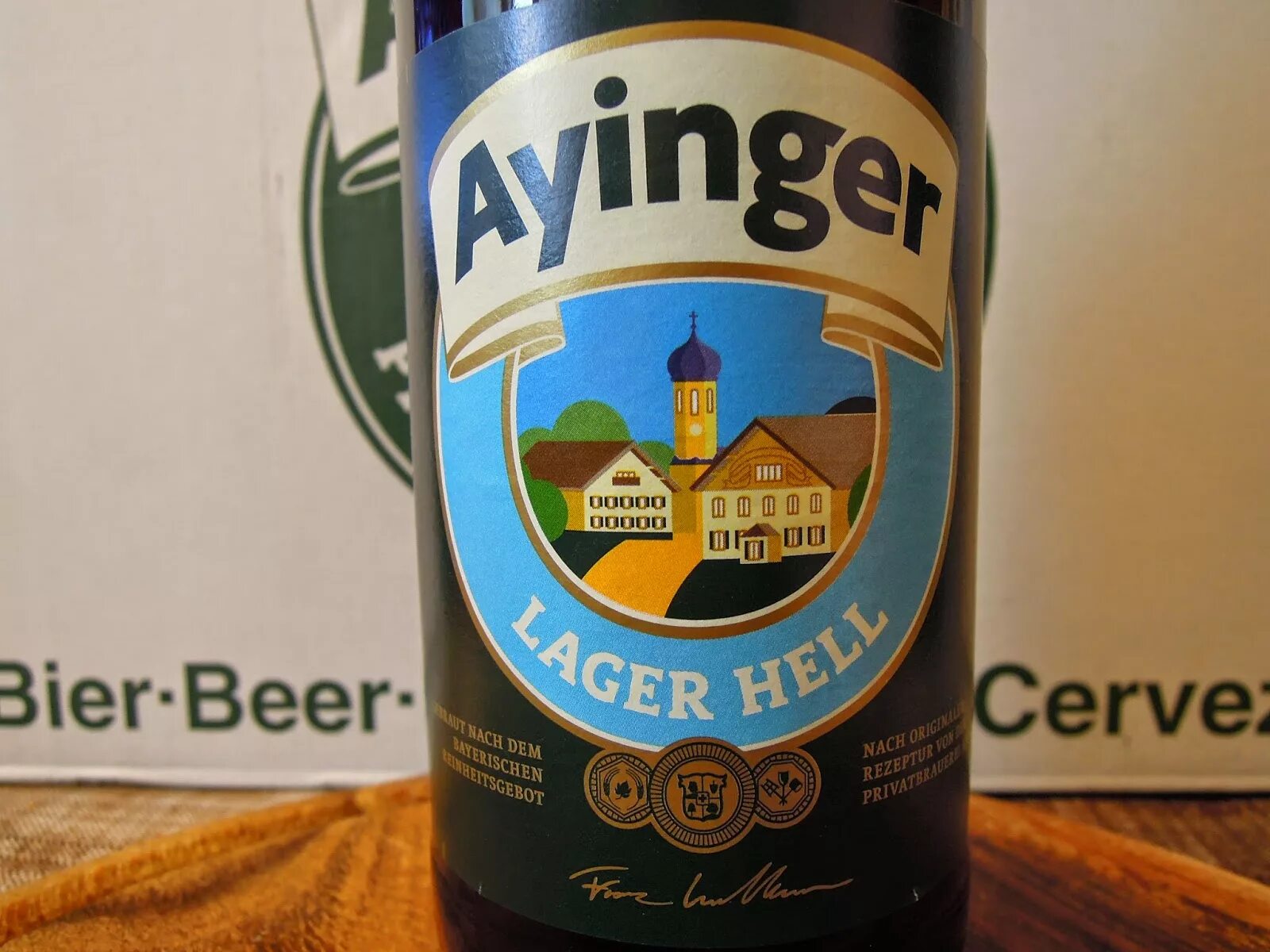 Пиво ayinger купить. Пиво Ayinger Lager. Айингер Хель. Айингер лагер Хель. Lager Hell пиво.