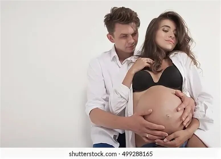Беременные мужчины. Беременная x. Трогает животик беременной. Девушка трогает живот беременной. Муж трогает живот беременной.